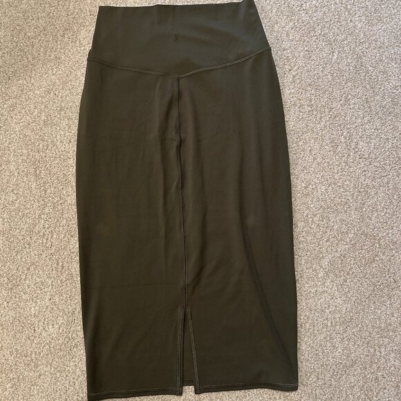 Lululemon slim-fit high-rise Nulu skirt in army green NWT - Picture 2 of 3